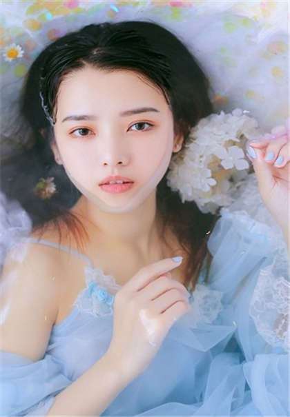 好硬好大我流了好多水-他把我抵在包厢的墙壁上_偶糖恋事