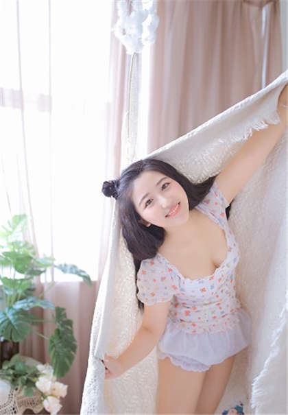 林茜杨桃子-那一晚老师叫我上她的床_偶糖恋事