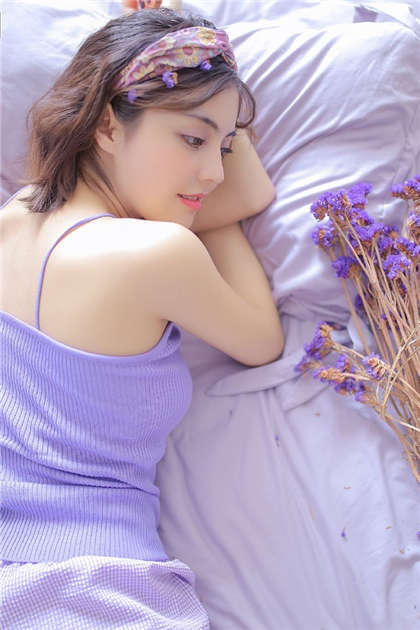 林茜杨桃子-那一晚老师叫我上她的床_偶糖恋事