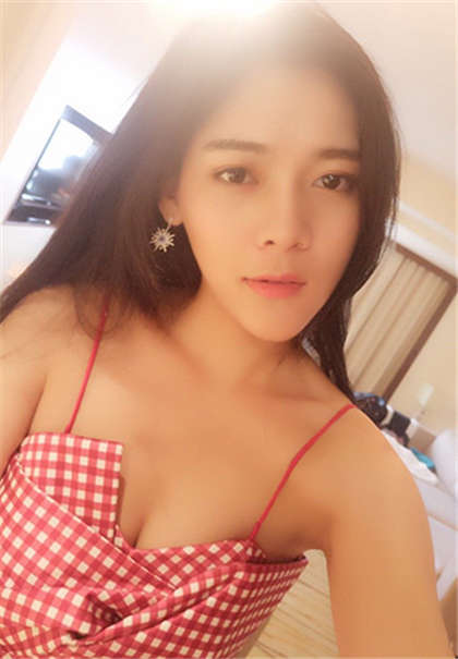 林婉馨的大学生活12-我在车上被两个人干_偶糖恋事