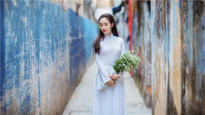 焚情春技-我被同桌按在桌上强吻_偶糖恋事