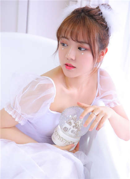 焚情春技-我被同桌按在桌上强吻_偶糖恋事