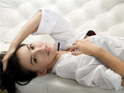 污污黄文开车-被男朋友摸下面细节描写_偶糖恋事