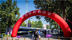 价格飙涨60%，龙头产能拉满！港A半导体股逆势飘红