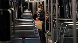 收评：港股恒指涨0.42% 科指涨0.48% 科网股、黄金股走强 内房股走高 宝济药业首日涨超138%